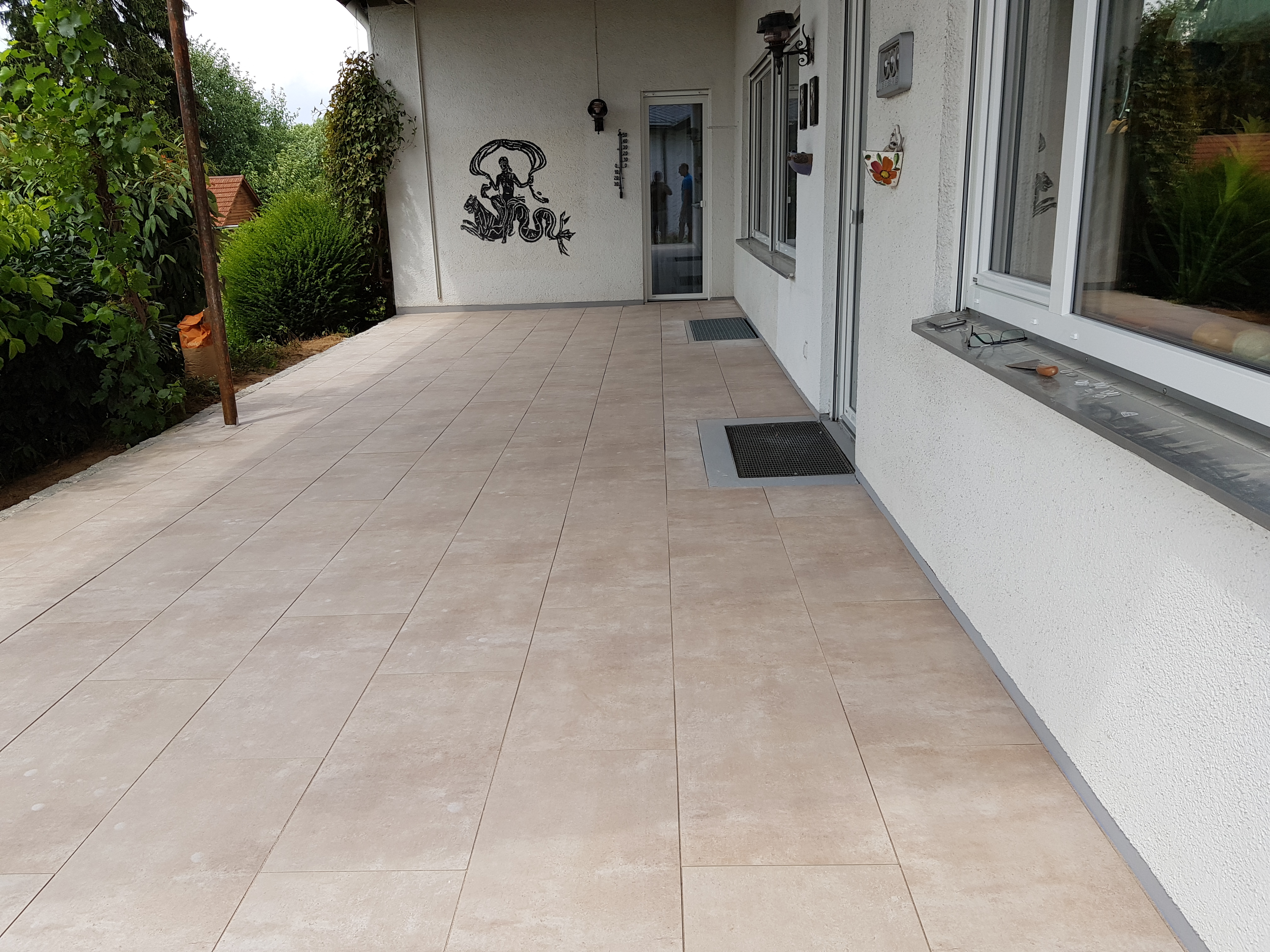 Terrassengestaltung. Keramikplatte in Split verlegt
